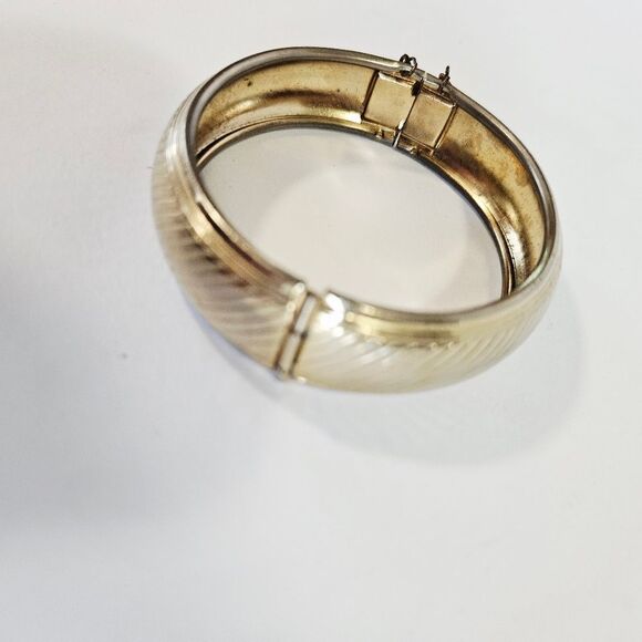 Vintage Gold Tone Textured Hinged Clamp Chunky Bangle Bracelet With Safety Chain - Picture 3 of 9